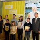Laureaci konkursu w towarzystwie Adama Okroja, przewodniczącego Rady Miejskiej w...