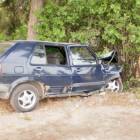 W Łapinie VW Golf uderzył w przydrożne drzewo /fot. nadesłane/PSP Kartuzy