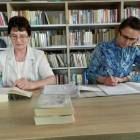Od lewej: Maria Machalińska i Jolanta Kielińska, szefowa biblioteki /fot. Longina Templin