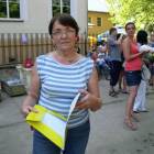 Sołtys Małgorzata Rabek sprawdza, w 