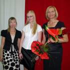 Od prawej: dyr. Gabriela Kowalska, Katarzyna Hirsz i wychowaczyni klasy 2a Danuta...