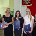 Wyróżnione uczennice - Katarzyna Hirsz i Kinga Kierznikiewicz z dyr. Gabrielą Kowalską...