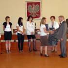 Dziewczęta odebrały certyfikaty w czasie ostatniej sesji Rady Powiatu Kartuskiego /fot. BG