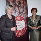 Małgorzata Urbańska i starosta Janina Kwiecień przy oficjalnym logo obchodów 800-lecia...