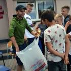 Kamil Bobkowski rozdaje nagrody  /fot. Dominik Ropela