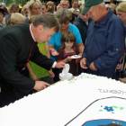 Ksiądz Ireneusz Bradtke dzieli imieninowy tort, do którego... /fot. Longina Templin