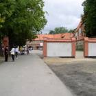 W murze zamykającym dziedziniec zainstalowane zostaną jeszcze elementy kute /fot....