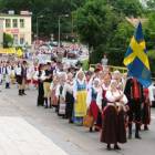 Barwny korowód idzie ulicami Żukowa