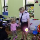 Komisarz Anna Wałendzis z Amelką Wyrzykowską /fot. Longina Templin