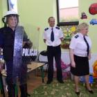 Funkcjonariusz w szturmowym stroju został nazwany przez dzieci... rycerzem /fot....