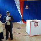 Głosowanie w Obwodowej Komisji Wyborczej nr 2 w Kartuzach /fot. Bartosz Kitowski
