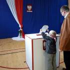 Głosowanie w Obwodowej Komisji Wyborczej nr 2 w Kartuzach /fot. Bartosz Kitowski