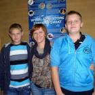 Od lewej: Szymon Skierka, wychowawczyni Katarzyna Grabowska - Sulka i Szymon Cirocki...