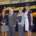 Od lewej: Ewa Szymańska, burmistrz Jerzy Żurawicz, Katarzyna Filpska i dyr. Beata Biała...