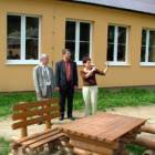 dyrektor SP w Miszewie (w tle nowa elewacja), Mirosława Groth przedstawia dalsze plany...