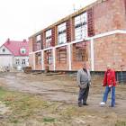 Wójt Andrzej Wyrzykowski i Kazimierz Woźniak na placu budowy w Czeczewie /fot. archiwum...