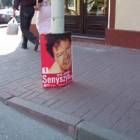 Plakat sam spadł, czy ktoś pomógł?