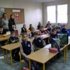 Klasa II b z nauczycielką Elżbietą Zydek, dyr. Ewą Kosznik i Moniką Marszałkowską /fot....