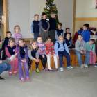 Alicja Szreder i Kinga Kamińska przygotowują klasę II c do jasełek /fot. Longina Templin