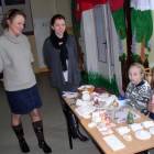 Monika Marszałkowska i dyr. Ewa Kosznik przyglądają się ozdobom, które oferują...