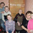 Dostojna jubilatka z córką, wnuczką i prawnukami - Marcinem, Konstancją i Wiktorią...