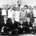 Uczniowie kl. V i VII SP w Rębie, ze swoim wychowawcą (1974 r.)