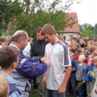 F. Rzeszewicz podczas imprezy szkolnej IV Bieg Kaszubów, wręcza medal Łukaszowi...