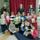 Najmłodsi uczniowie z upominkami /fot. Longina Templin