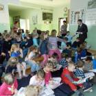 Arkadiusz Mańkowski rozdawał uczniom broszury /fot. Longina Templin