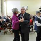 Krystynie Ptach udało się porwać do tańca burmistrza Jerzego Żurawicza /fot. Longina...