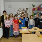Genowefa Zasada przygotowywała klasę 3 do kaszubskiego skeczu /fot. Longina Templin