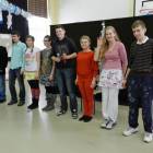 Szkolna grupa teatralna z opiekunem Robertem Redlickim /fot. Longina Templin