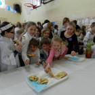 Ciepłe kanapki cieszyły sie dużym wzięciem /fot. Longina Templin