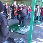 W. Laszkiewicz – demonstruje uderzenie w piłkę golfową