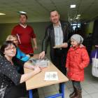Radny Waldemar Dampc z córką Karoliną zakupili cegiełkę /fot. Longina Templin