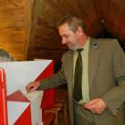 Kartkę wyborczą wrzuca Zdzisław Kozłowski, przewodniczący zebrania wiejskiego /fot....