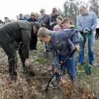 Wskazówek udziela leśniczy Jarosław Gadziński /fot. Longina Templin