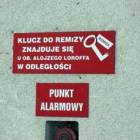 Taki dziwny napis widnieje na budynku remizy w Smołdzinie - ten pan jest już śp.od...