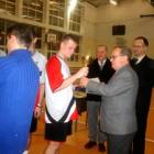 wójt gminy Stare Pole Włodzimierz Załucki wręcza najwyższe trofeum zwycięskiej drużynie...