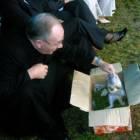 Ksiądz proboszcz Andrzej Karliński pokazuje prezent od Ośrodka Geriatrycznego w Sianowie