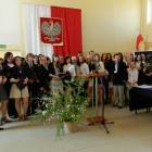 Absolwenci kl. 3 a z dyr. Gabrielą Kowalską i wychowawcą Robertem Redlickim /fot....