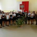 Wyróżniający się uczniowie z wychowawcami i zastępcą dyr. Magdaleną Rotter /fot....