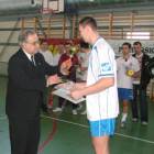 Mariusz Kielkucki (Norwood) odbiera z rąk burmistrza Tadeusza Studzińskiego najwyższe...