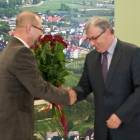 Tadeusz Kobiela odbiera gratulacje od przewodniczącego Rady Gminy Zbigniewa Suchty...
