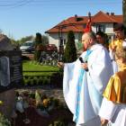 Ks. proboszcz Józef Kuchta dokonuje poświęcenia tablicy w Czeczewie /fot....
