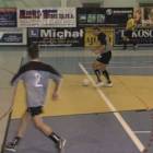 Daniel Czuk (szare stroje - Antado Straszyn) ustala w 38 min. wynik spotkania 6-2 dla...