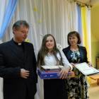 Julia Marczyńska z ks. proboszczem Ireneuszem Bradtke i dyr. Ewą Drewą /fot. Longina...