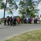 Strażacy zmierzają na plac przed remizą OSP w Baninie /fot. Longina Templin