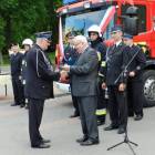 Prezes Kazimierz Bastian otrzymuje od burmistrza kluczyki do strażackiego samochodu...