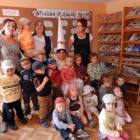 Przedszkolaki z dyr. Danutą Rzepką i opiekunkami /fot. Longina Templin